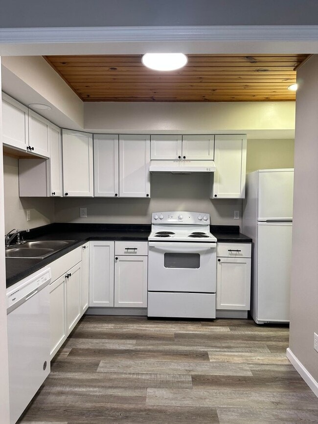 Photo - 3 bedroom, 2.5 bath Townhouse: Cedar Grove... Unit 720 West 17th Street