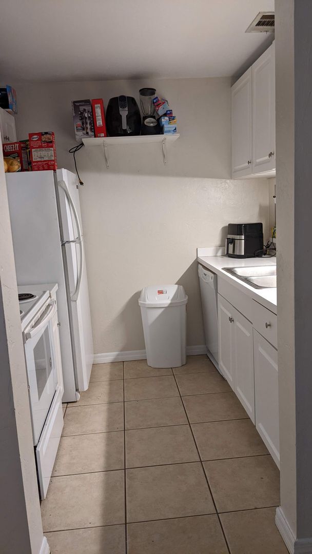 Photo - 4000 SW 23rd St Unit 3-107 - Room 2
