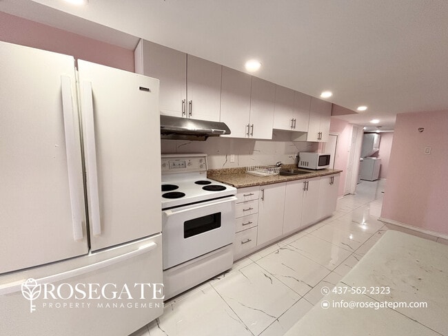 Building Photo - Spacious 2+Den Basement Apartment with Parking – Flat Utilities – Barrie Unit 2