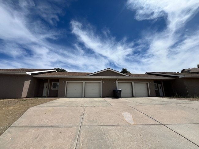 Building Photo - 9751 E Magma Dr Unit A