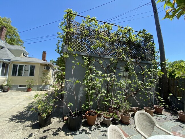 Building Photo - 211 Holland St Unit 2 Rental