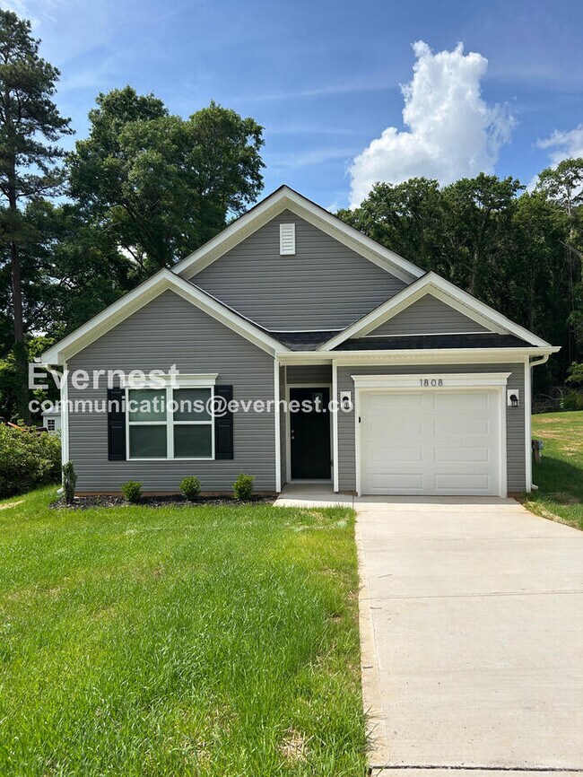 Building Photo - 1808 Hemlock Ave