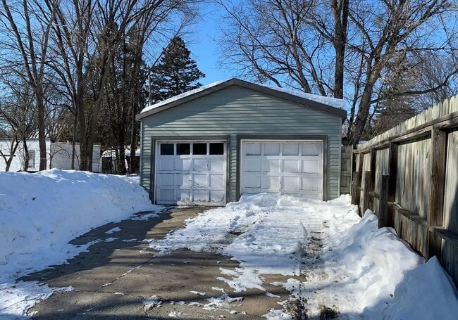 Photo - 605 12th St N