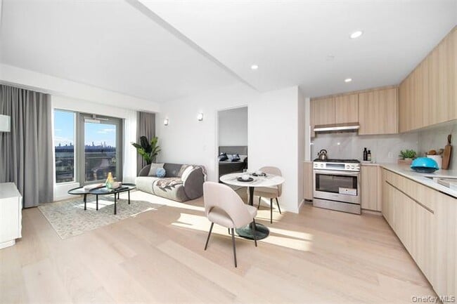 Photo - 33-71-71 Prince St Unit 14G