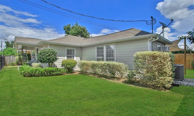 Photo - 1518 Sabine St