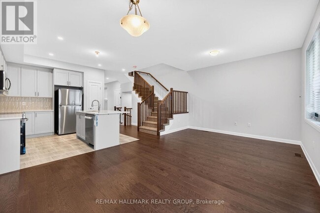 Photo - 887 Eileen Vollick Cres.