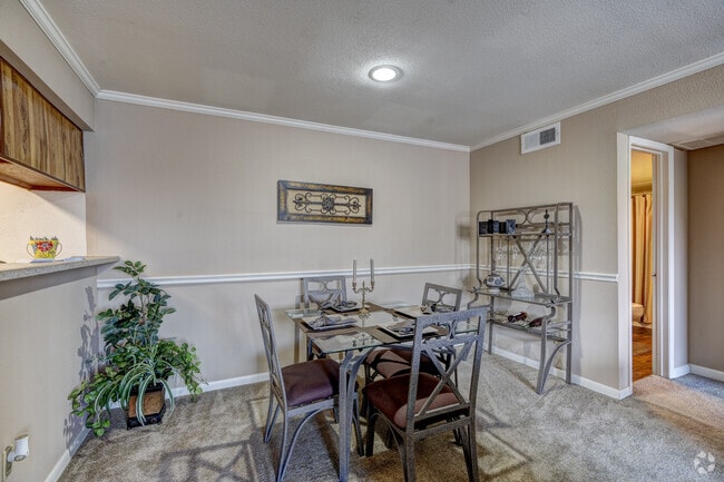 1BR, 1BA - 755SF - Dining Room
