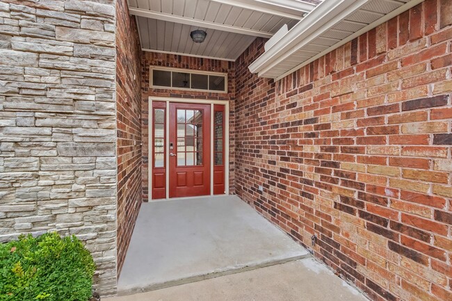 Photo - Wonderful home centrally located in Centerton with SOLAR - cut your electric bill down tremendously!