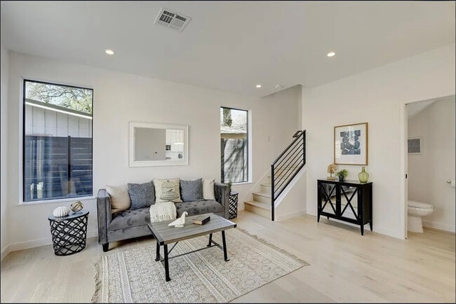 Photo - 2423 Wilson St