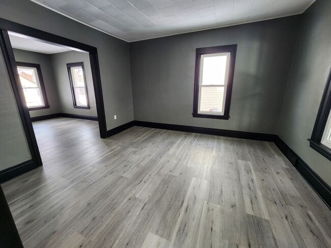 Photo - 3 Bedroom/ 1 Bathroom Single Family Home!