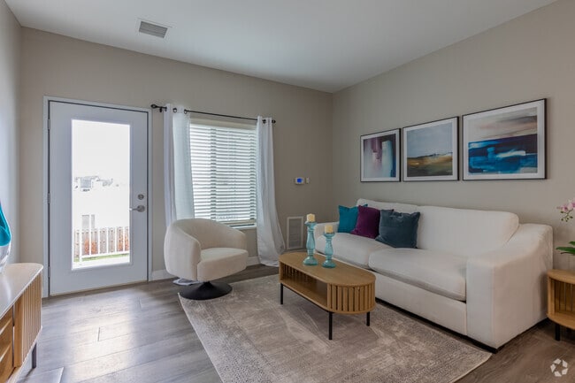 2 habitaciones, 1 baño - 867 pies cuadrados - Sala de estar - Stonefield of Clinton 55+ Senior Living