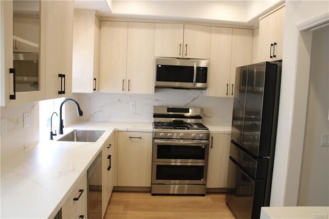 Building Photo - 5145 Yarmouth Ave Rental
