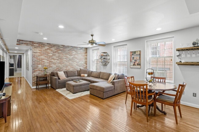 Building Photo - 142 N Bread St Unit 2