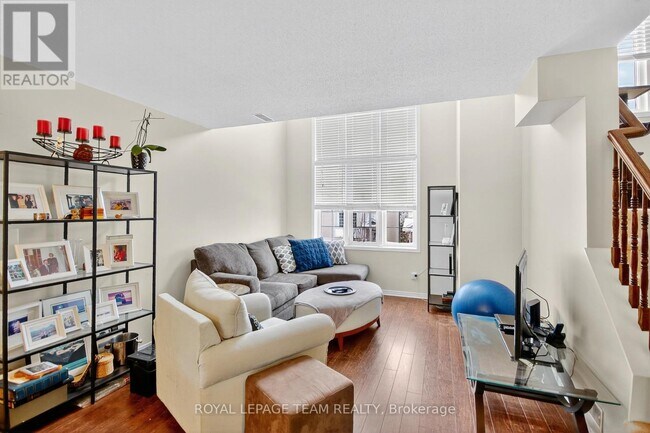 Photo - 145 Wharhol Private