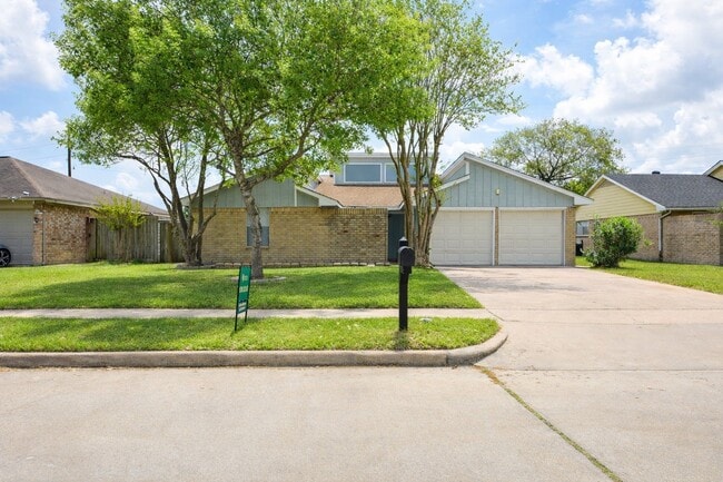 Building Photo - 15923 Boulder Oaks Dr