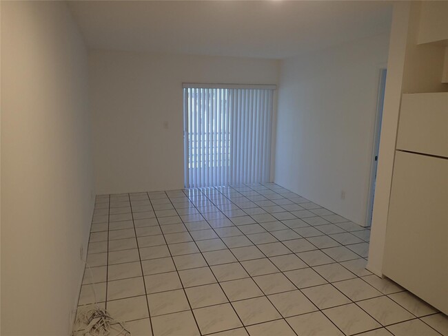 Photo - 2700 Riverside Dr Unidad 202 Rental