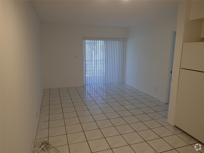 Building Photo - 2700 Riverside Dr Unit 202 Rental