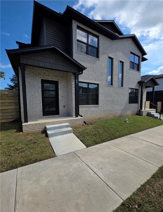 Building Photo - 1002 N Crater Ave