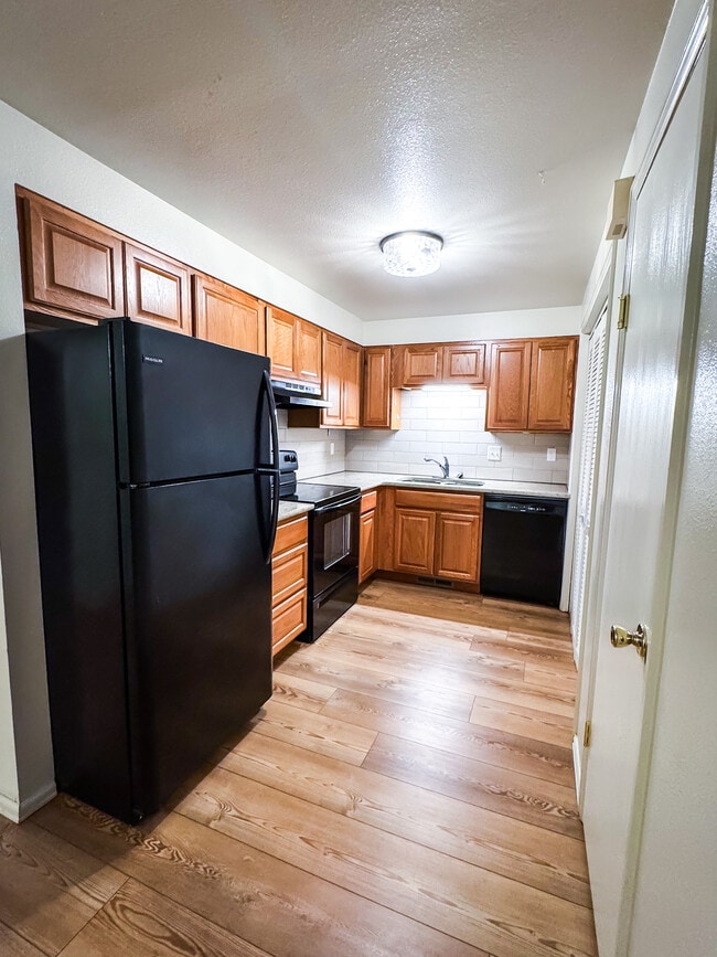 Photo - 220 E 8th Ave