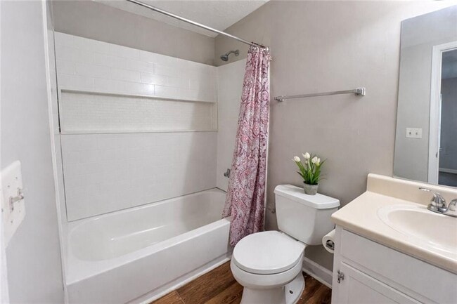 Photo - 340 Red Oak Run SW