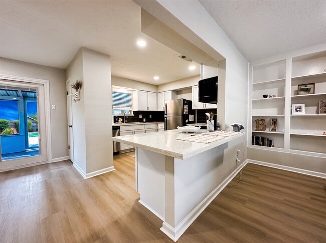 9332 Derrik Dr