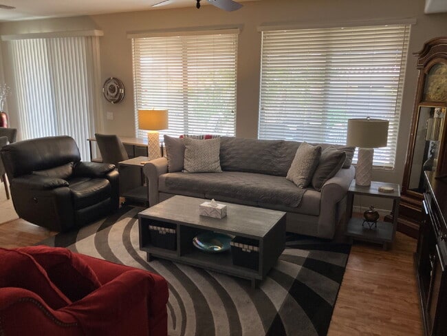 Building Photo - Charming, fully furnished, single-story re... Rental