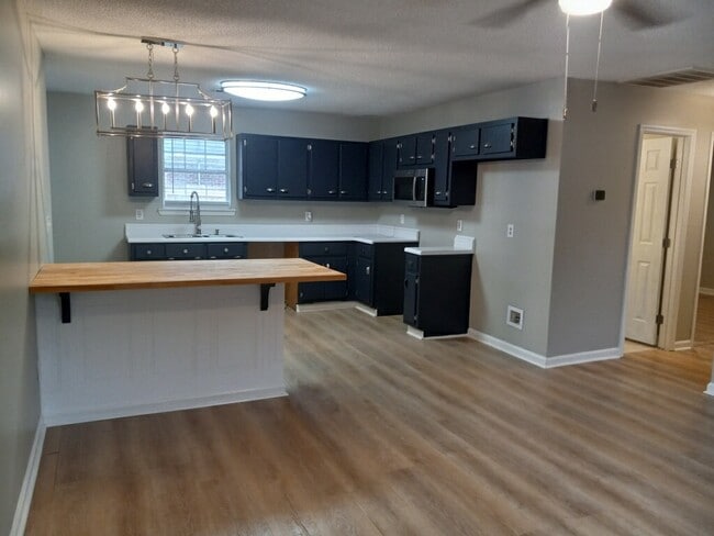 Building Photo - 7 Redwood St NE Unit B