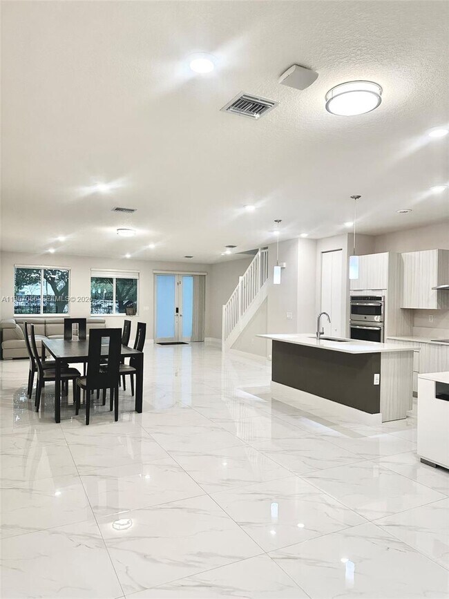 Photo - 10420 NW 67th St