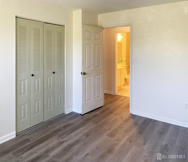 Photo - 321 Hampshire Ct