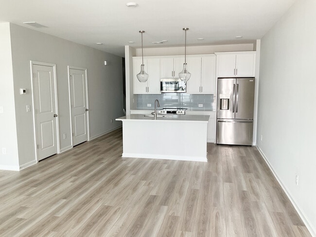 Photo - 483 Crown Dr