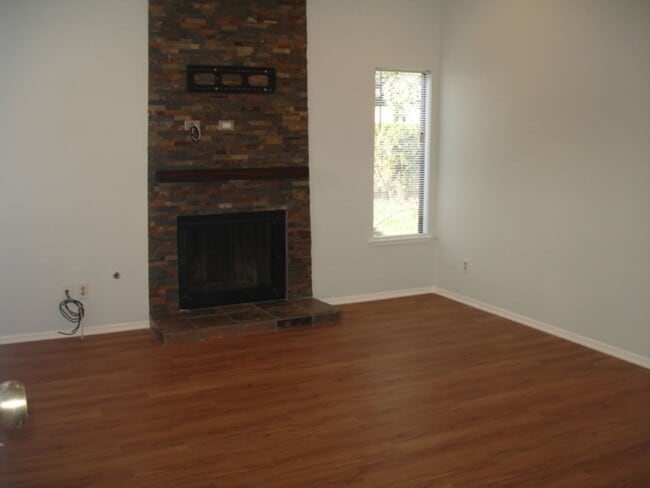 Photo - LEASE PENDING! 2 Bedroom Home in Valencia!