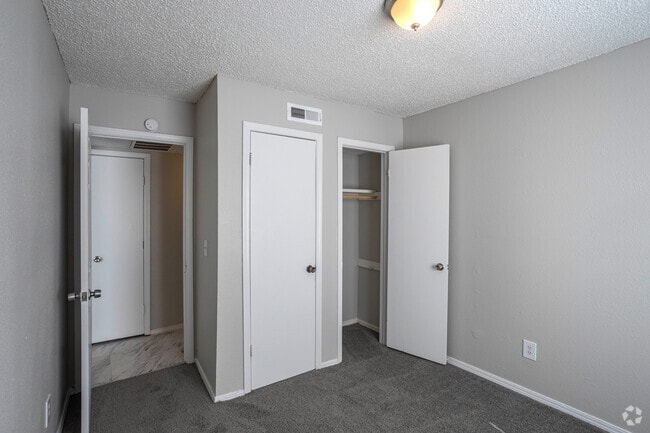 2BR, 1BA - 740SF