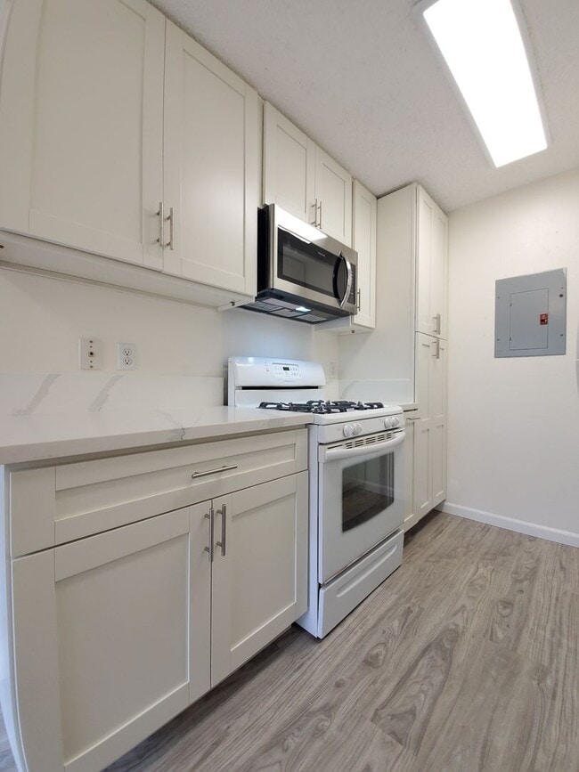 Photo - Now available, Fresh & Bright 2bd, 1.5ba 2nd Floor Corner-Unit located in the beautiful Palm Villas Unidad 3U