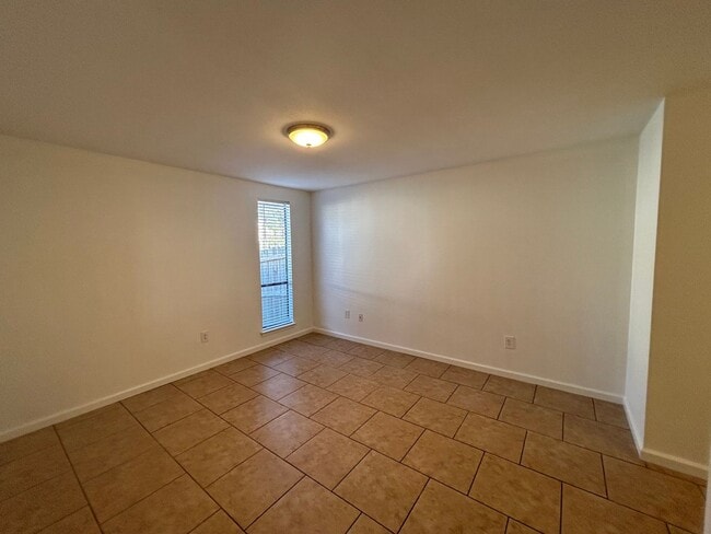 Photo - 1 BR Condo in Greenbriar Walking Distance to U of M!