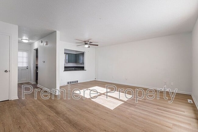 Photo - 224 E Hargis St