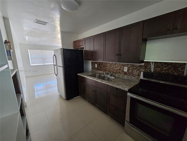 Photo - 4151 SW 19th St Unit 2