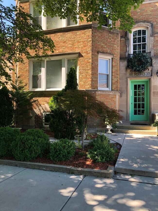 Fachada del edificio - 5940 N Bernard St Unidad Garden