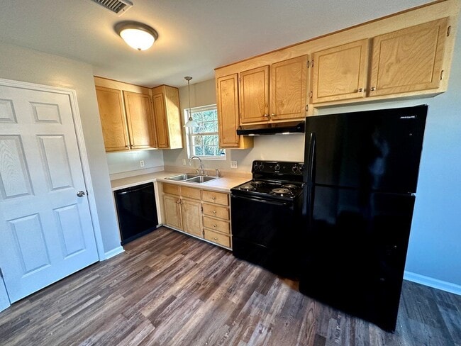 Photo - 305 N College St