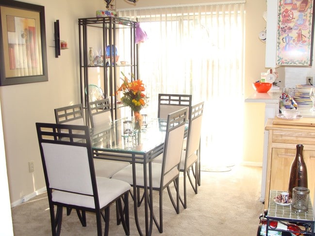 Kitchen - Meadowbrook Apartments and Townhomes