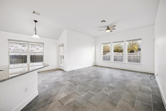 Photo - 2995 Overland St