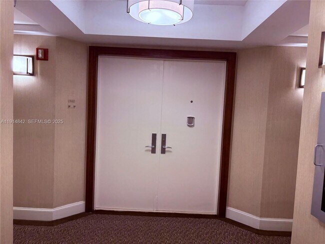 Building Photo - 4779 Collins Ave Unit 2302