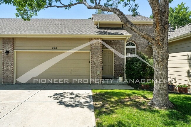 Building Photo - Spacious Townhouse with Central AC and 2-C...