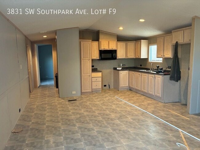 Building Photo - 3831 SW South Park Ave