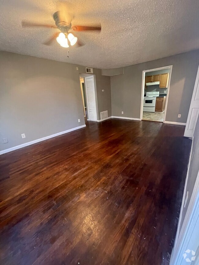 Building Photo - LOOKING FOR IMMEDIATE MOVE IN!  Cozy 2 bed... Rental