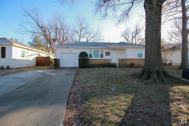 Building Photo - Cute RedBud District Home