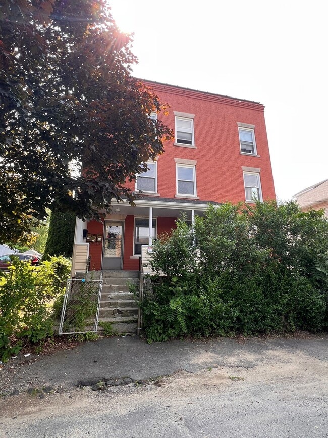 Building Photo - 640 Wilson St Unit 2nd Fl. Rental