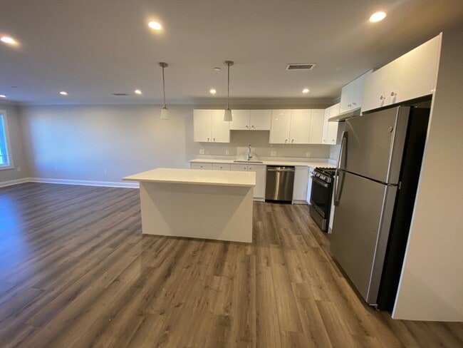 Photo - 918 Providence Hwy Unit 411