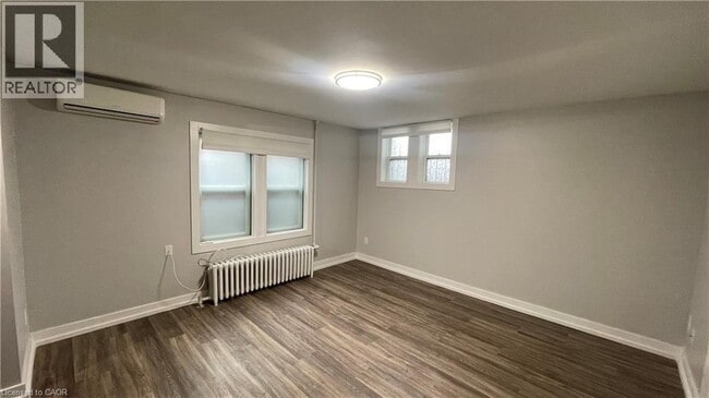 Photo - 4 1/2 Ottawa St N Unit 1