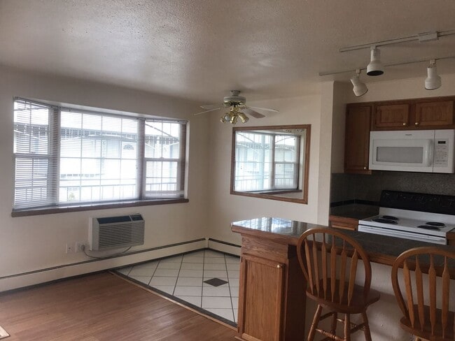 Building Photo - ONE MONTH FREE on this cat-friendly 1 BD o... Unit 680-312