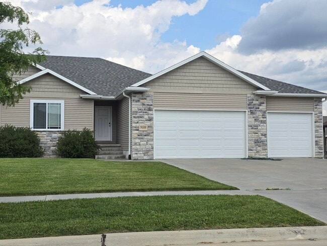 Building Photo - Luxury town homes